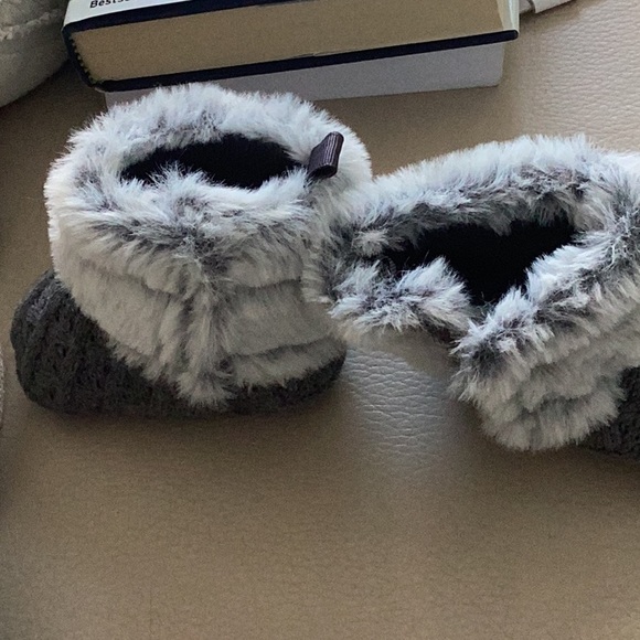 Stepping Stone 3 to 6 months adorable knit with fur and Velcro closure shoes - Picture 3 of 5